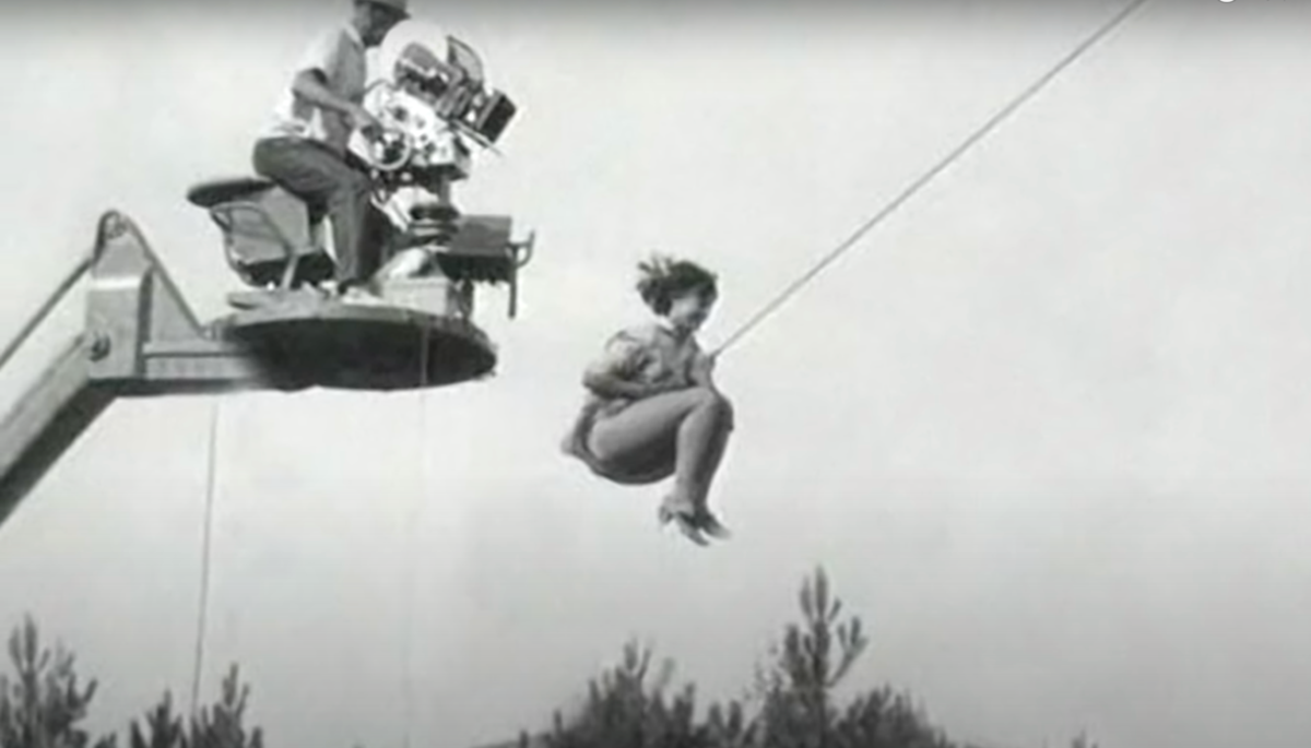 Наталья Варлей прыгает с операторской стрелы