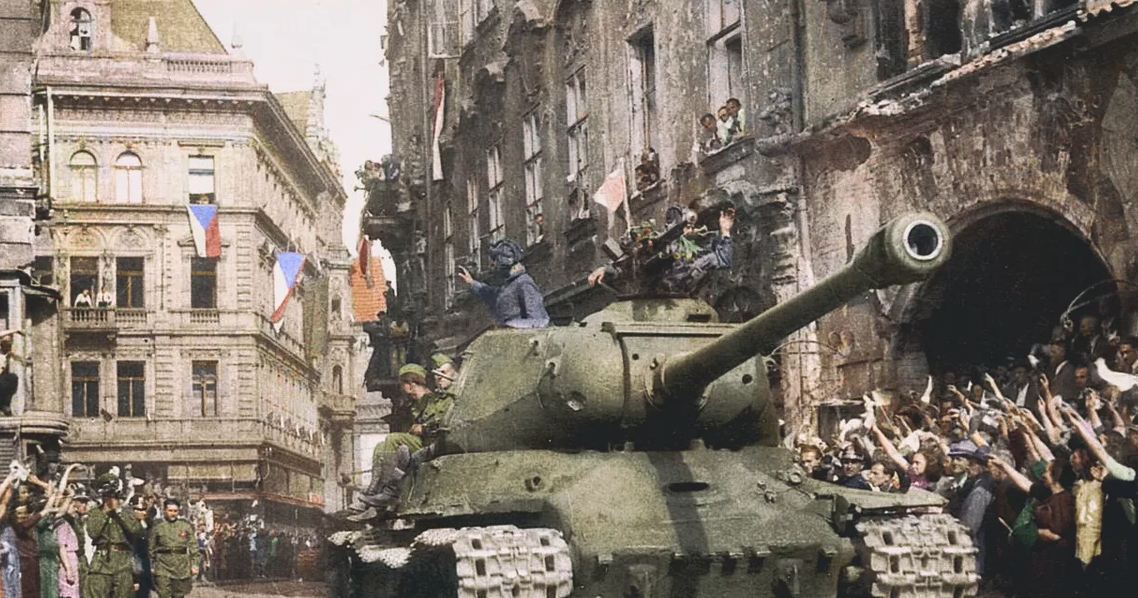 Прага , 9 мая 1945 года. Население города приветствуют своих освободителей  от немецко-фашистских захватчиков