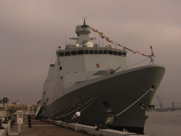 Датский корабль управления "Эсберн Снаре" на стоянке в Санкт-Петербурге