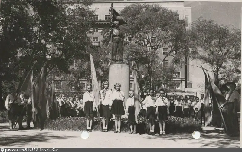 https://pastvu.com/_p/a/y/g/j/ygj8oblown73jwt1bl.jpg Памятник Пионеру Морозову на Красной Пресне в Москве, 1949