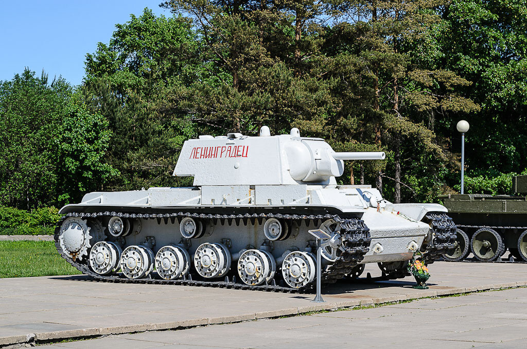 Кв 1 белый. Кв-1 ленинградец. Кв-1 1942. Танк кв-1. Кв-1 чтз.