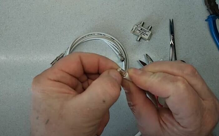 Заголяем концы кабеля под разъемы. /Фото: youtube.com.