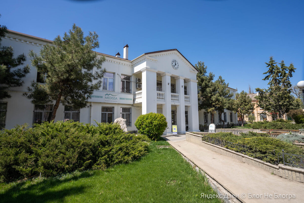 Здание на улице Федько в Феодосии. Чем то напомнило фильм "Назад в Будущее 2"