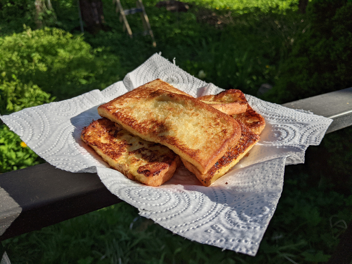 Гренки откисают (отдыхают) на природе