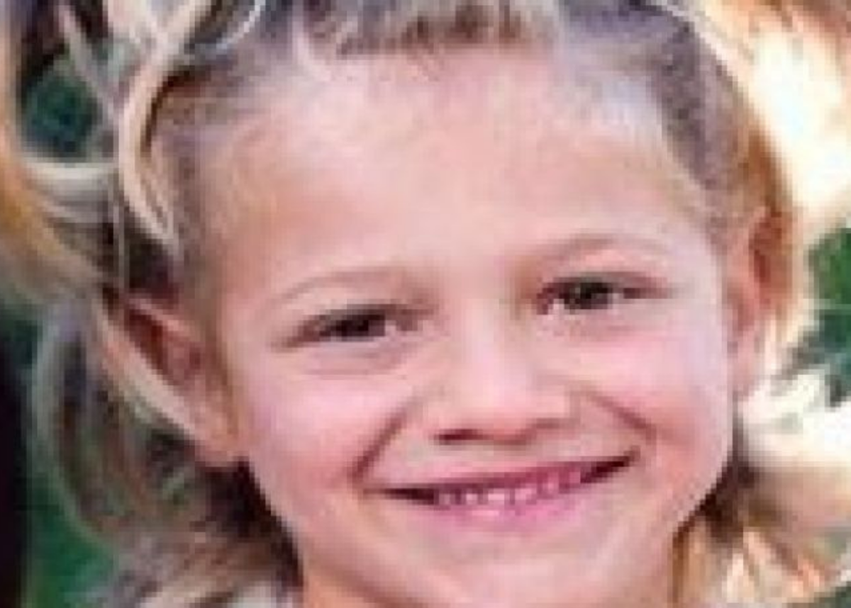 На фото Джейми, фотосток LOON, обработано в Канва.