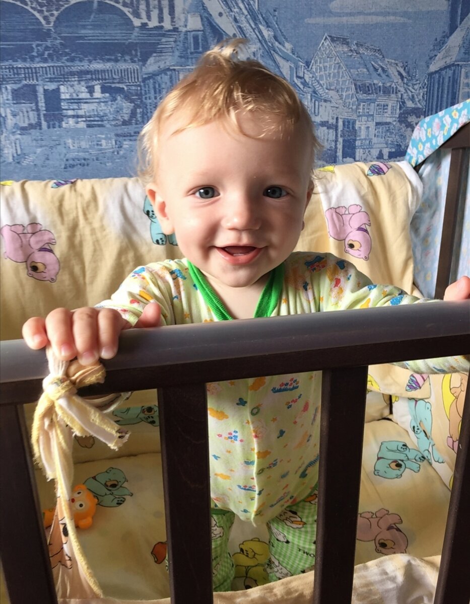 Вот так держался за перила и подпрыгивал.