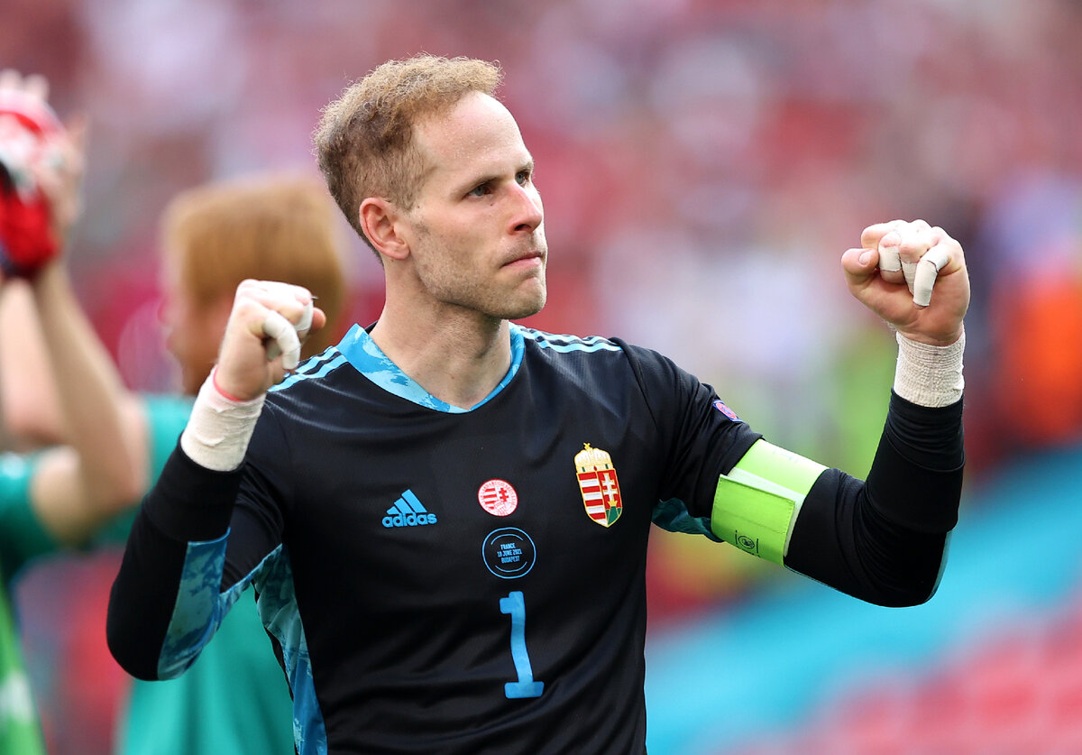 Петер Гулачи вытащил несколько сложных мячей. Фото - твиттер-аккаунт УЕФА ЕВРО 2020.