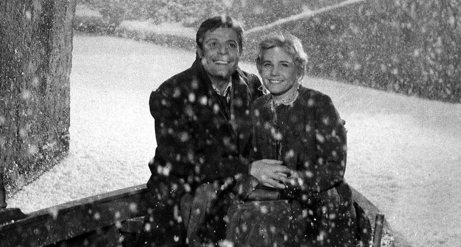 Бывший мечтатель Марио обнимает лёгкую на подъём русскую эмигрантку Наталию. Но как они улыбаются!