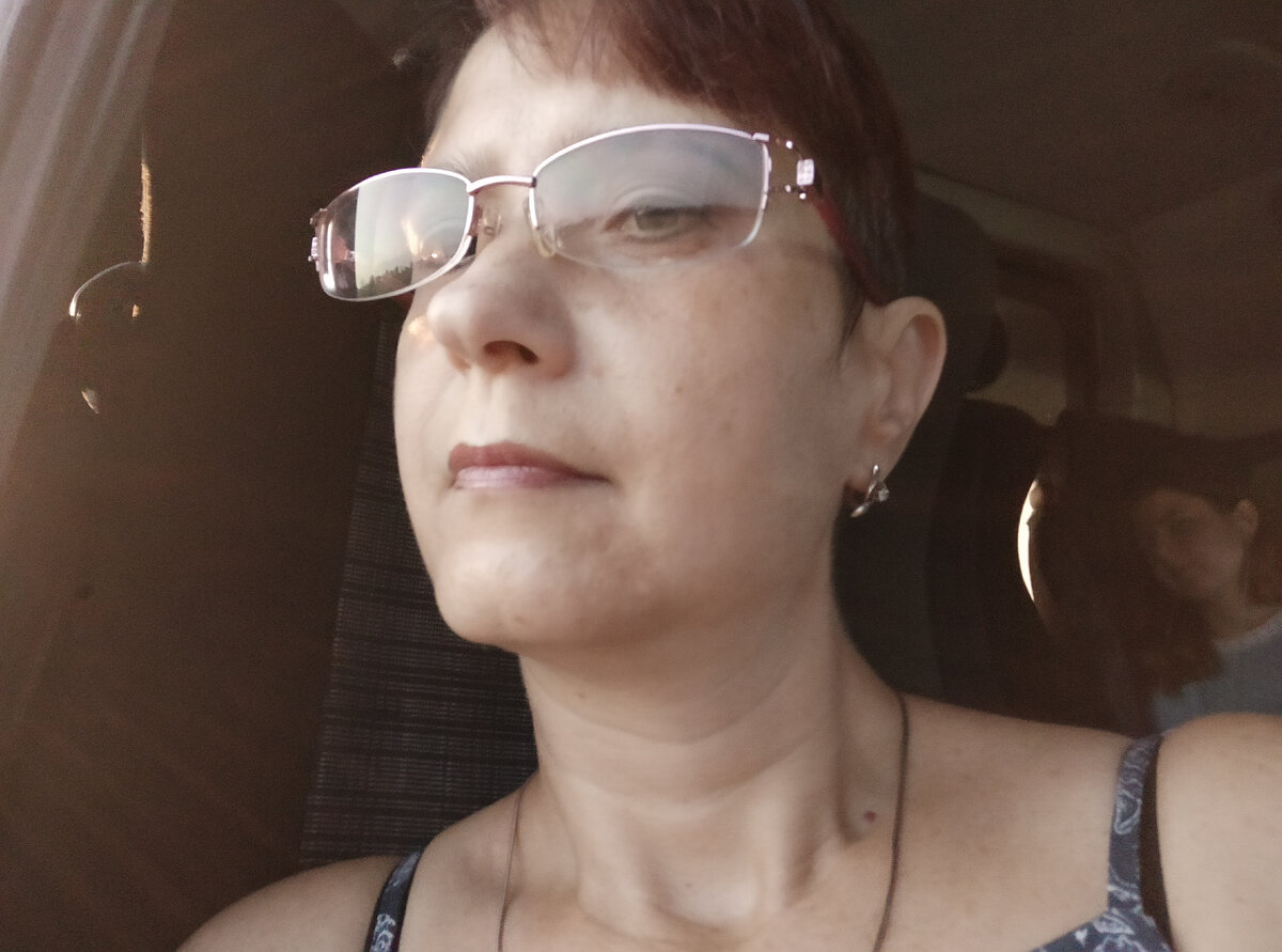 наблюдаю в окно автобуса пробегающие мимо поля.