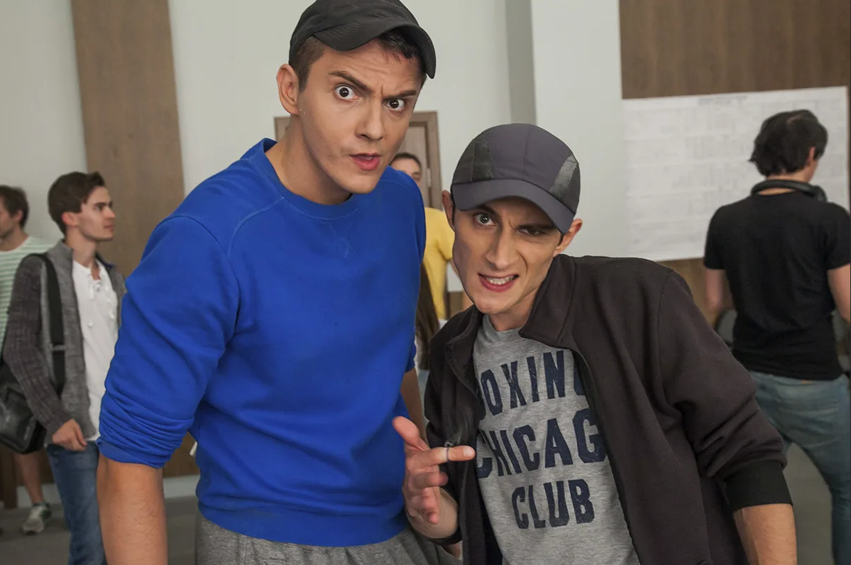 Универ кисель и иваныч. Владимир гарцунов универ новая общага. Гопники из универа. Универ новая общага максим иванов. Константин в универе актер.