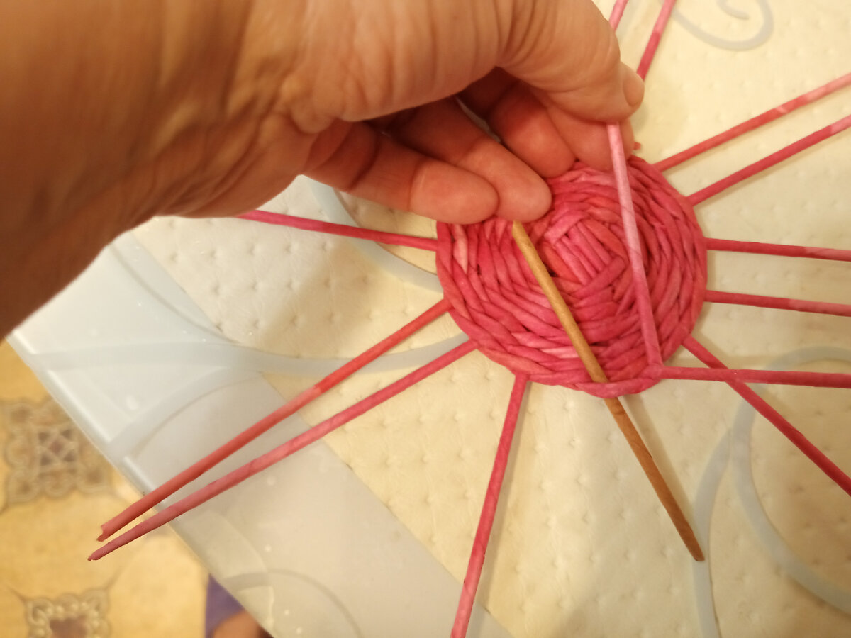 Спиральное плетение. Как крутить трубочки из бумаги для плетения. Как завернуть трубочки