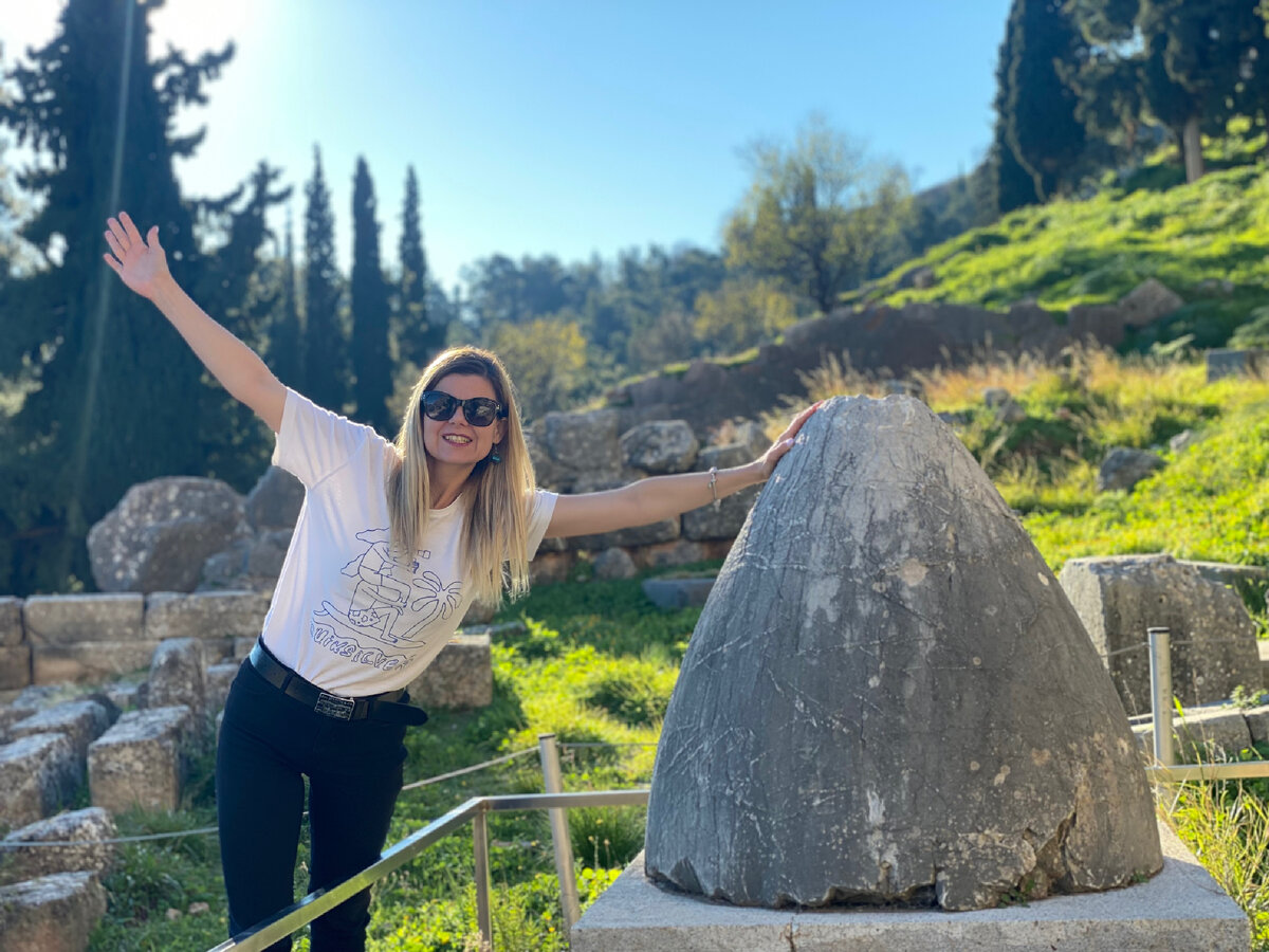 «Пуп земли» - древние греки верили, что в городе Делфи находится центр мира