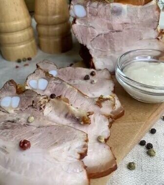 Вареная свинина в луковой шелухе. Источник: Скриншот рецепта pro.stocook в Instagram