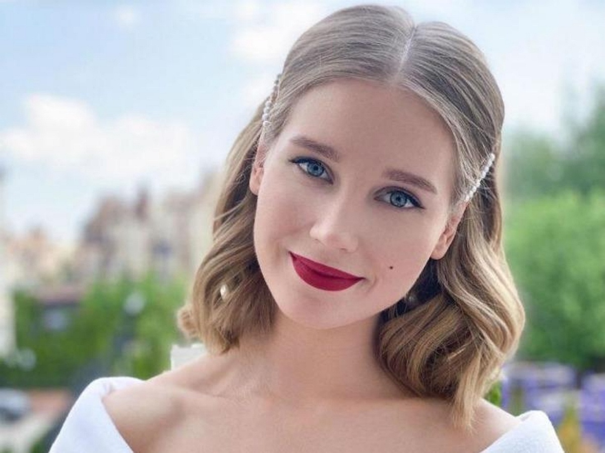 Кристина Асмус умеет совместить приятное с полезным.В этот раз актриса умудрилась прорекламировать в своем блоге косметическое средство, показав подписчикам пикантное видео со своим участием.В ролике обнаженная Асмус принимает душ, бросая в камеру кокетливые взгляды.После чего пользуется увлажняющим кремом и позирует уже завернутая в белоснежное полотенце.                                           Подписчики словно бы проигнорировали рекламную информацию, обратив свое внимание только на голую Кристину.Однако, помимо ожидаемых актрисой комплиментов, злоязыкие хейтеры сообщили ей, что, обнажаясь, она может и не поворачиваться спиной, так как все уже видели Асмус во всех подробностях