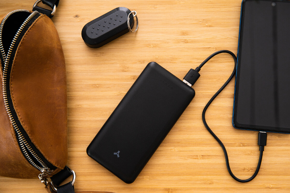 Обычная поясная сумка — отличный чехол для пауэрбанка: ее можно положить в рюкзак или надеть под куртку, у которой нет внутренних карманов.