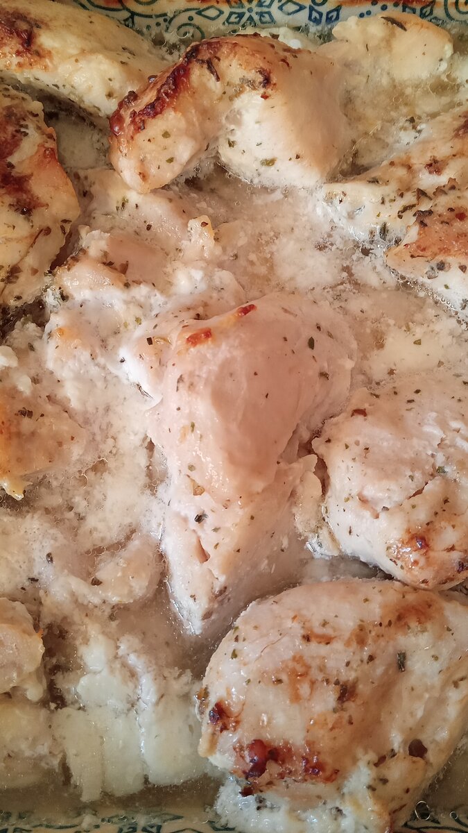 Запекаю мясо. У духовки есть ещё один плюс - студенты не слышат, как шкварчат котлетки😂а необходимость готовить возникает, если работаешь нон-стоп с 8.30 до 15.00.