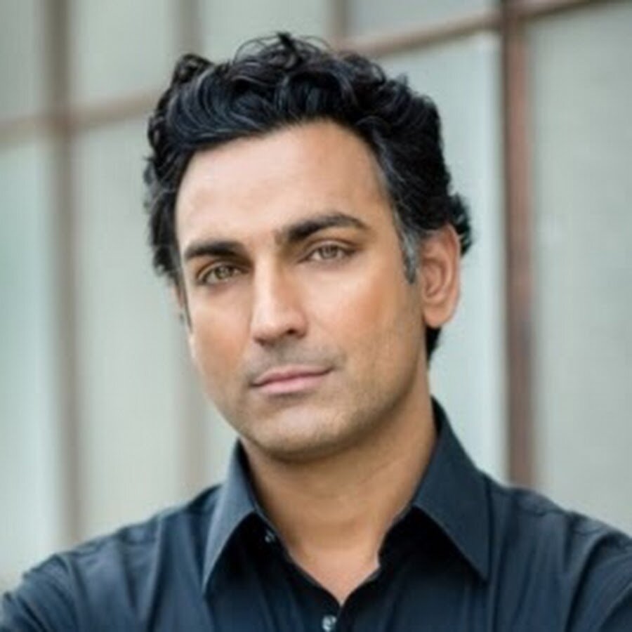 Это Рахул. Уверен - этот красавчик сводит с ума многих своих пациенток.