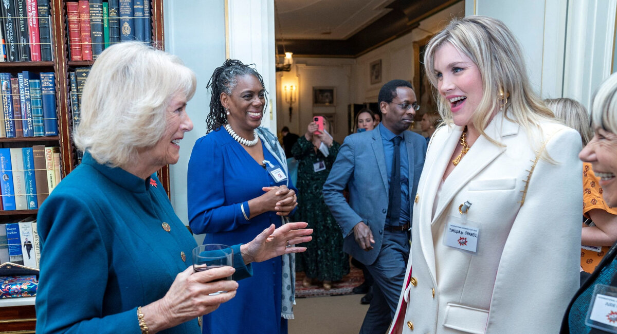 Камилла Паркер-Боулз отпустила забавную шутку при встрече с актрисой Эмеральд Феннелл 