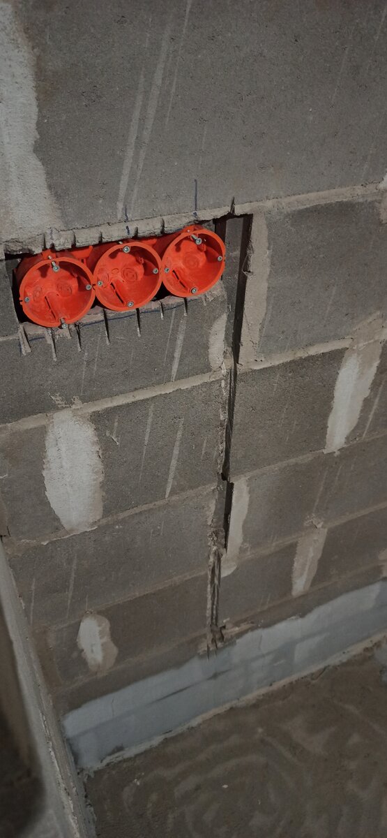 Переношу одну розетку в нужное место и делаю из одной три 