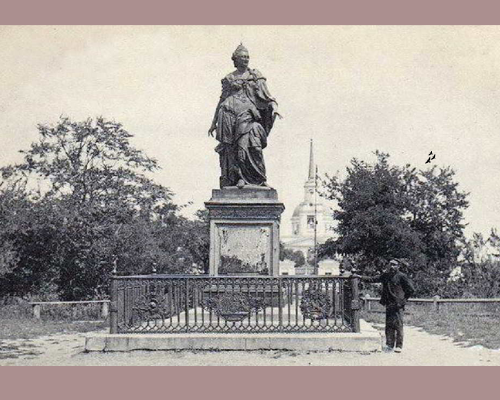 Памятник Екатерине 2 в Екатеринославле открыт в 1007 году. Демонтирован в 1920