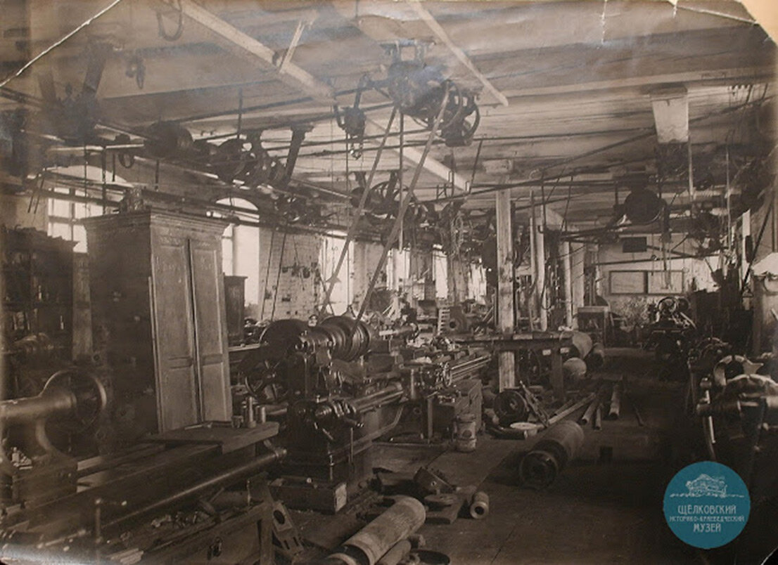 Слесарный цех фабрики Т-ва Л. Рабенек. Фотография сделана до 1917 года