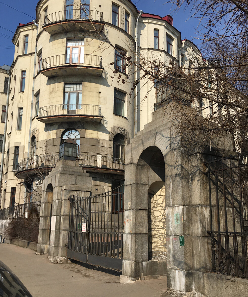 Дом легко узнать по двойной арке с фонарями