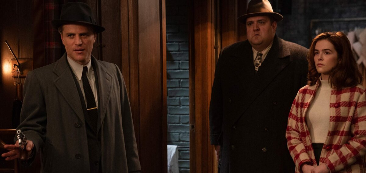 Саймон Рассел Бил в роли Роя, Алан Мехдизаде в роли Монаха и Зои Дойч в роли Мэйбл.