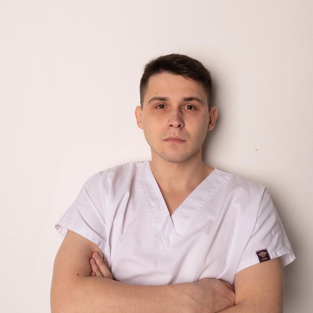 Красивый мужчина, но немного уставший 