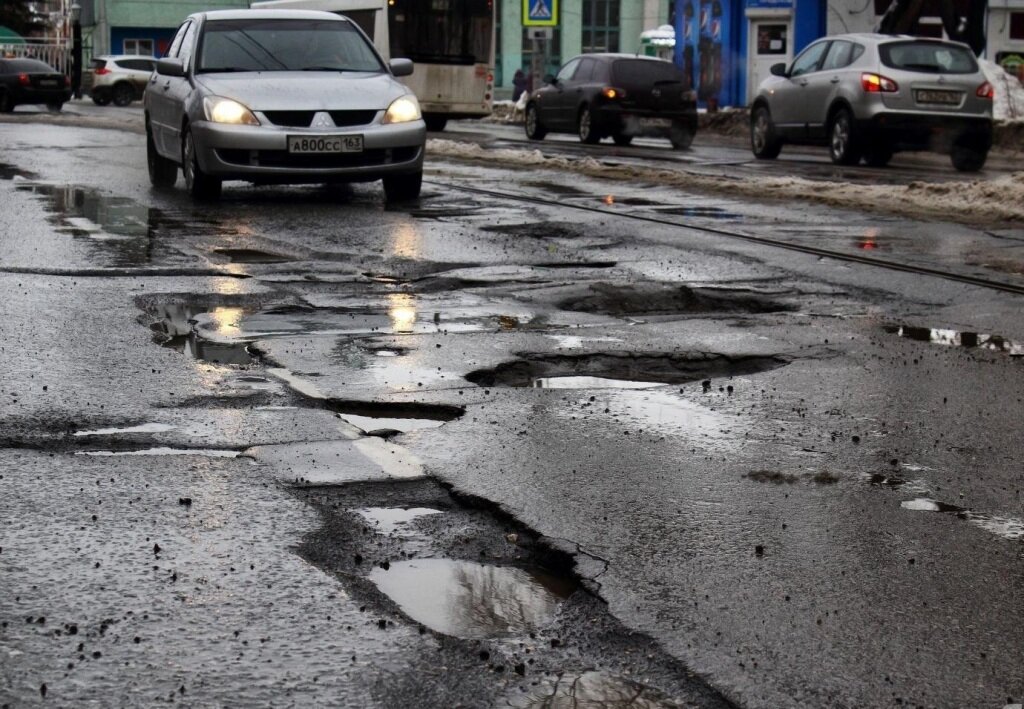 За порчу автомобиля из-за ям на дорогах можно отсудить компенсацию