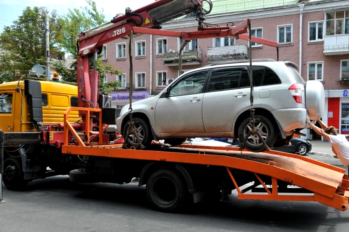 Эвакуатор. Автомобильный эвакуатор. Крепление автомобиля на эвакуаторе. Вызов эвакуатора.