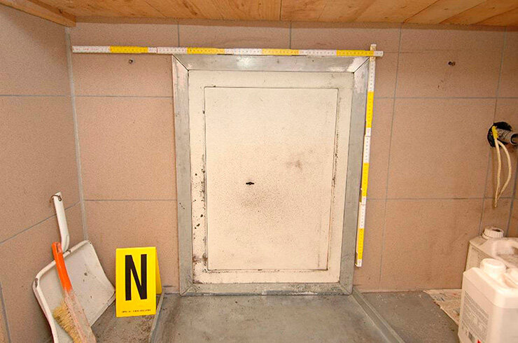 В марте 1998 года Наташу Кампуш похитил 36-летний Вольфганг Приклопиль. Ей было 10 лет и до своего совершеннолетия Наташа жила в подземном бункере, прежде чем ей удалось бежать.-5