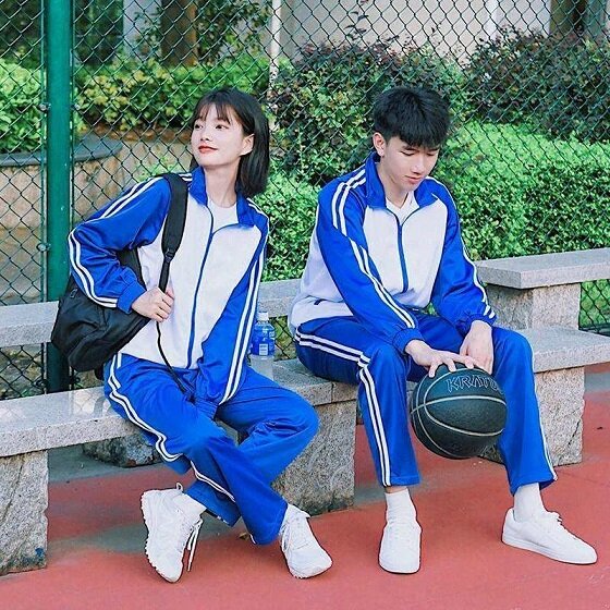 Во всех китайских школах школьная форма - это спортивный костюм определенной учебным заведением расцветки