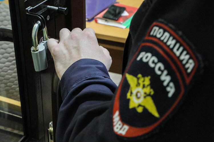 Следствие просит арестовать Семыкина на 2 месяца, до 20 июня, аргументируя это тем, что он может скрыться, продолжить заниматься преступной деятельностью, оказать давление на свидетелей, а также «продолжить воспрепятствовать» установлению истины по делу. Фото: «БИЗНЕС Online»