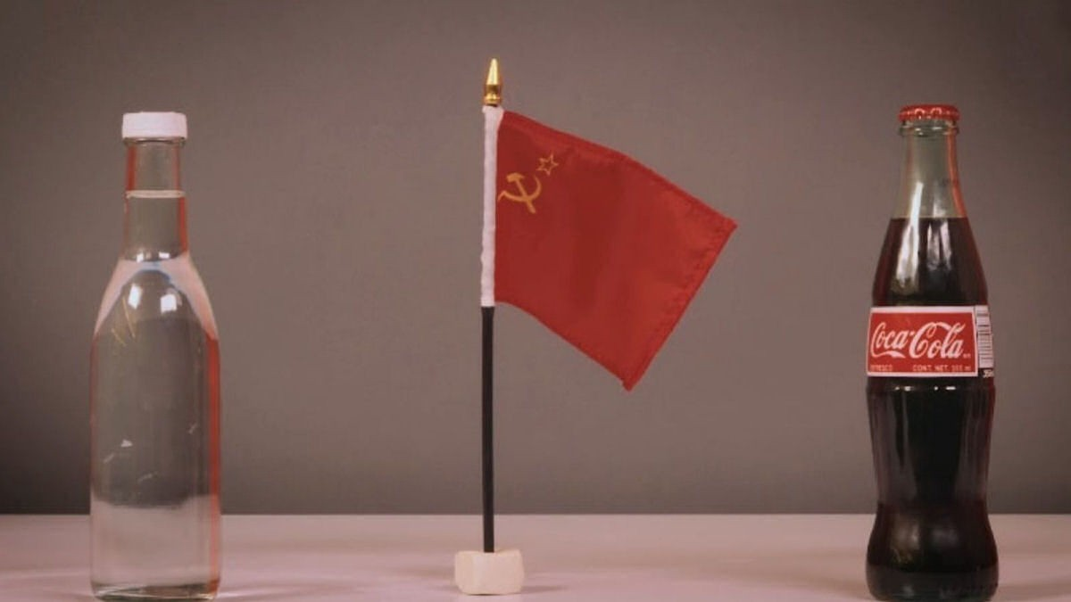 На самом деле тут две бутылочки с колой. Просто одна с подвохом.