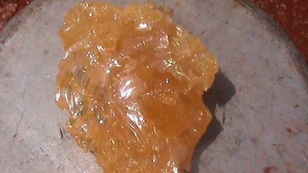 Белый фосфор похож на янтарь.http://sail-friend.ru/index.php?topic=1727.0