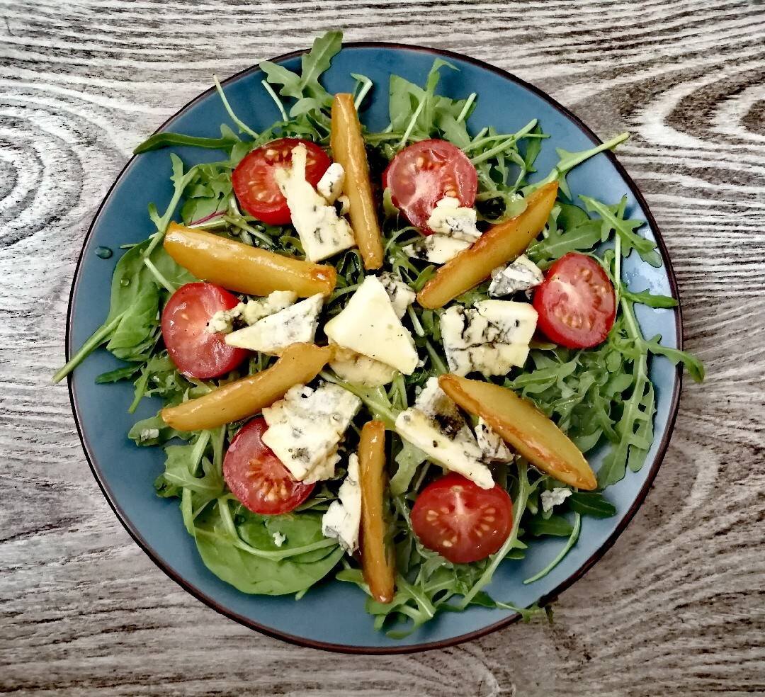 Дор блю. Салат с голубым сыром блю. Рецепты с сыром дор блю. Пицца с дор блю. Канапе груша горгонзола.