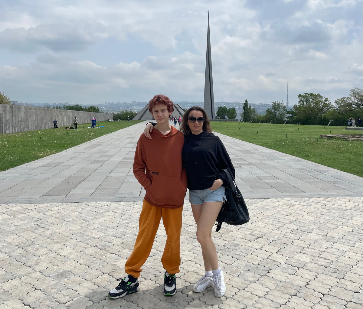 Я со своим сыном Ярославом буквально пару дней назад в Ереване. Регулярно не оправдывает мои ожидания 😂 для совместной фото не поймать, например 😂