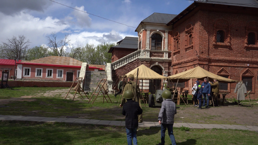 На историческом марафоне в честь Дня Победы в Москве, на Крутицком подворье дети учились маршировать