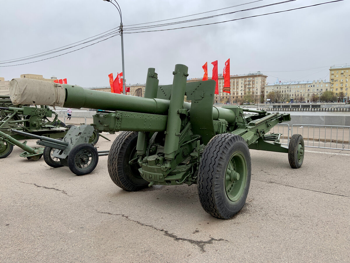 152-мм пушка-гаубица МЛ-20 в походном положении.