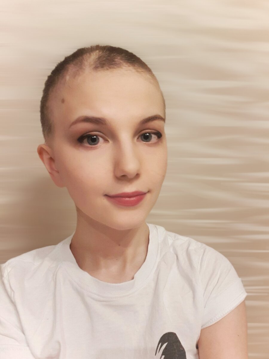 Странно, но я не расплакалась, увидев себя в зеркале. Да, это было непривычно, но выпадающие клоками волосы и проплешины пугали меня куда больше.