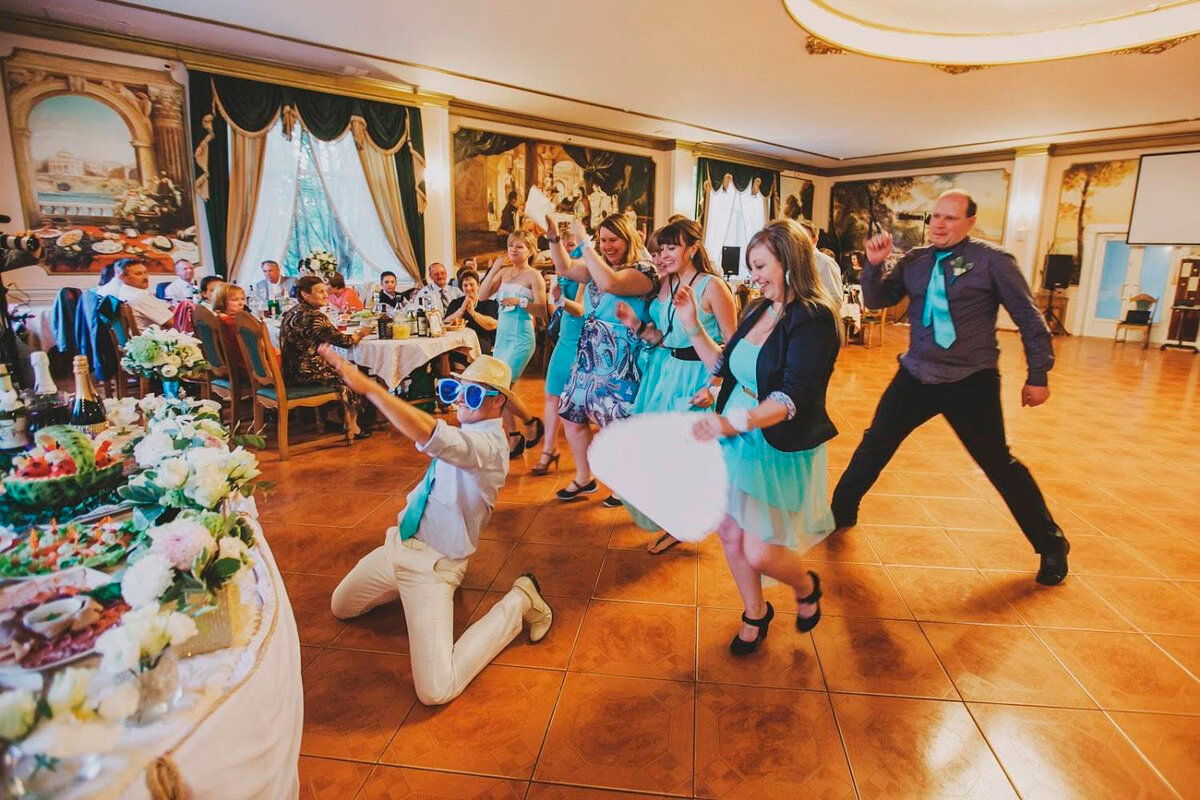 танец на стульях на свадьбе