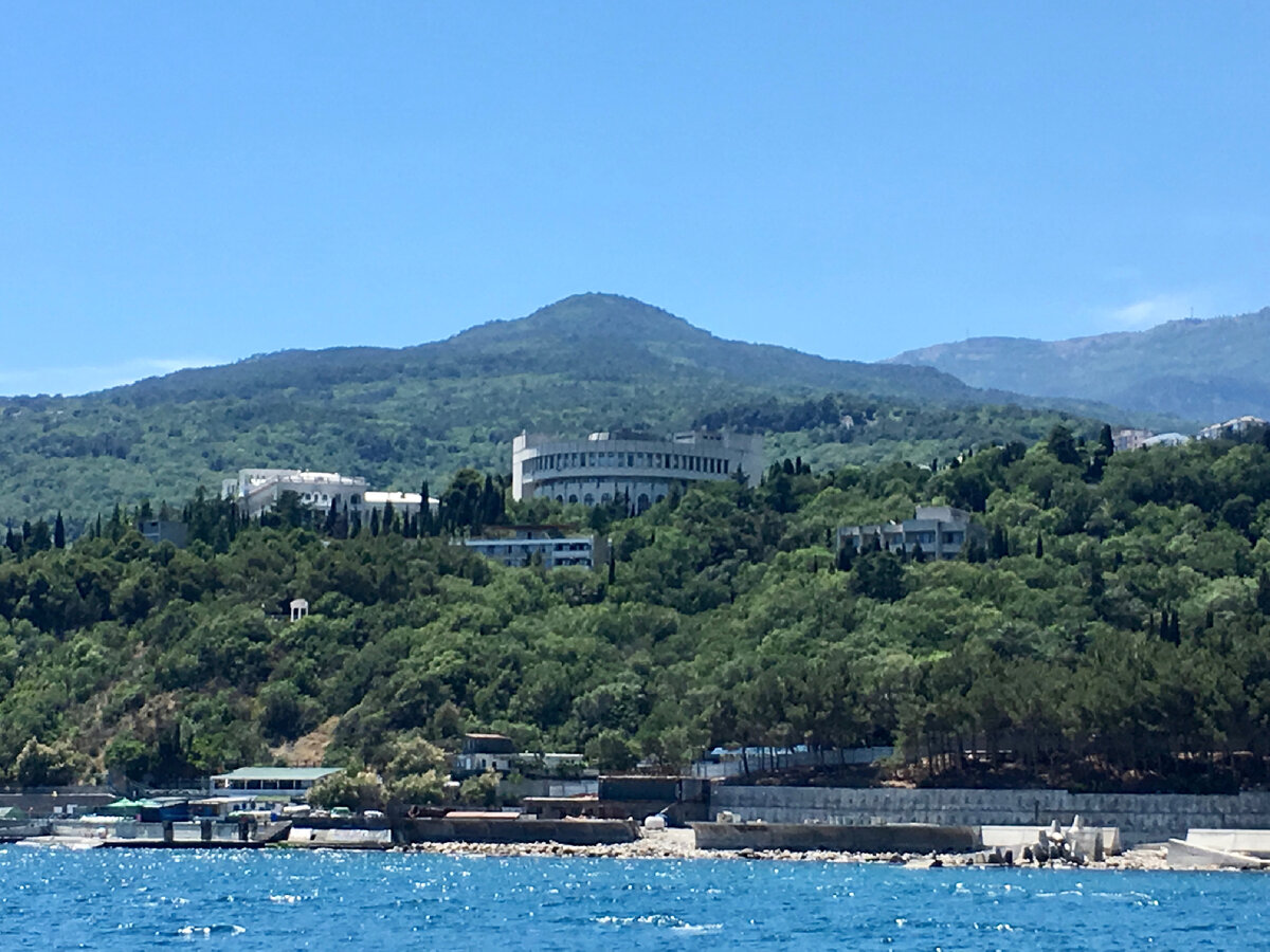 Осенью все будет в багрянце красок😍 К тому же, многие достопримечательности южного побережья можно разглядеть в масштабе только с воды