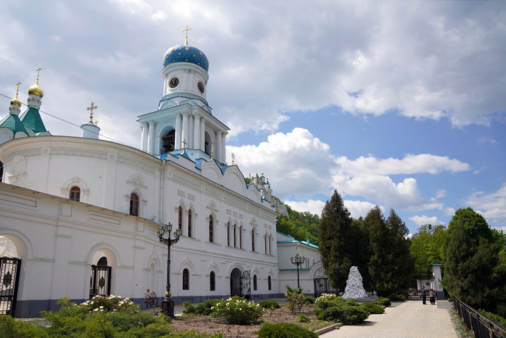 Успенский собор Святогорской Лавры осенью