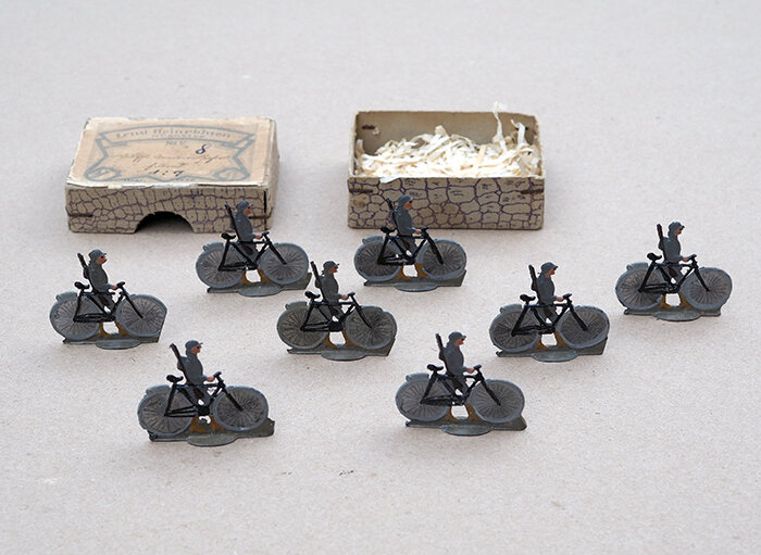 Набор оловянных солдатиков-самокатчиков, изготовленный в 1916-1930-х годах нюрнбергской фирмой Ernst Heinrichsen. Из коллекции Веломузея Андрея Мятиева.