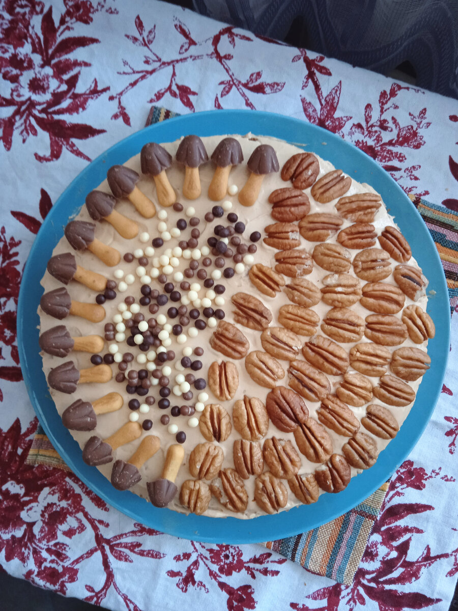 Хотела всю поверхность выложить пеканами, но многие не получилось аккуратно разделить. Дочке понравилось, а это главное. 