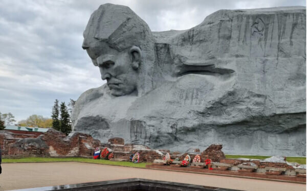    «Где войны шумели, солдаты стоят»…