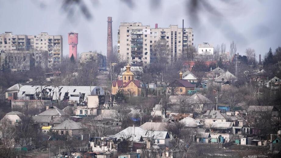 Раненый солдат Александр сейчас лежит в госпитале. В борьбе за Попасную его спас лишь бронежилет — враг бил напропалую.