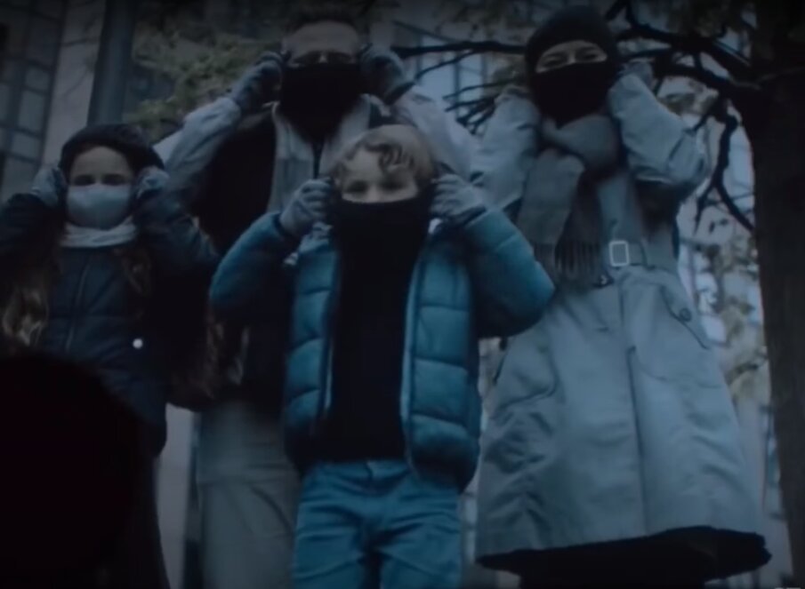 скрин кадра 3 серия 1 сезон, все в масках