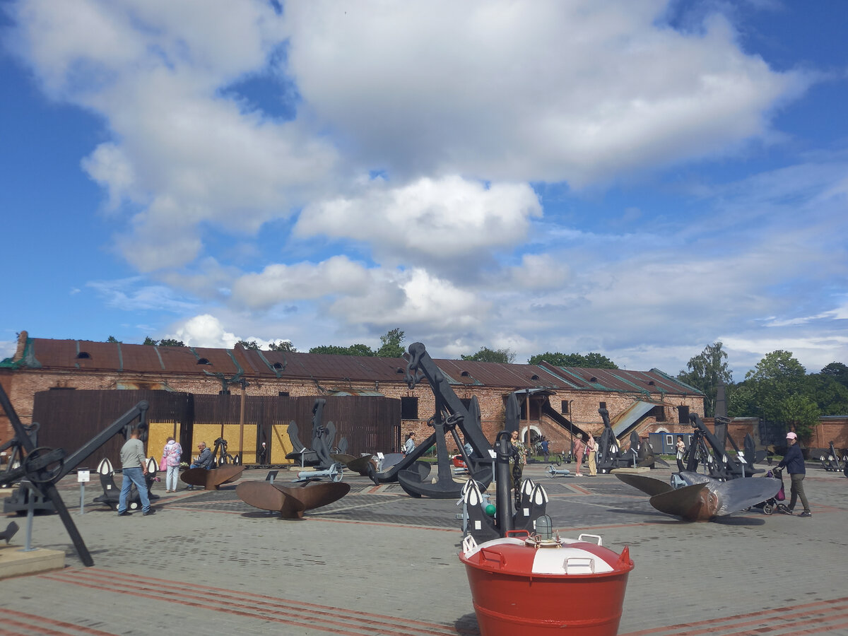 Композиция из якорей и гребных винтов, везде есть таблички, все можно портрогать