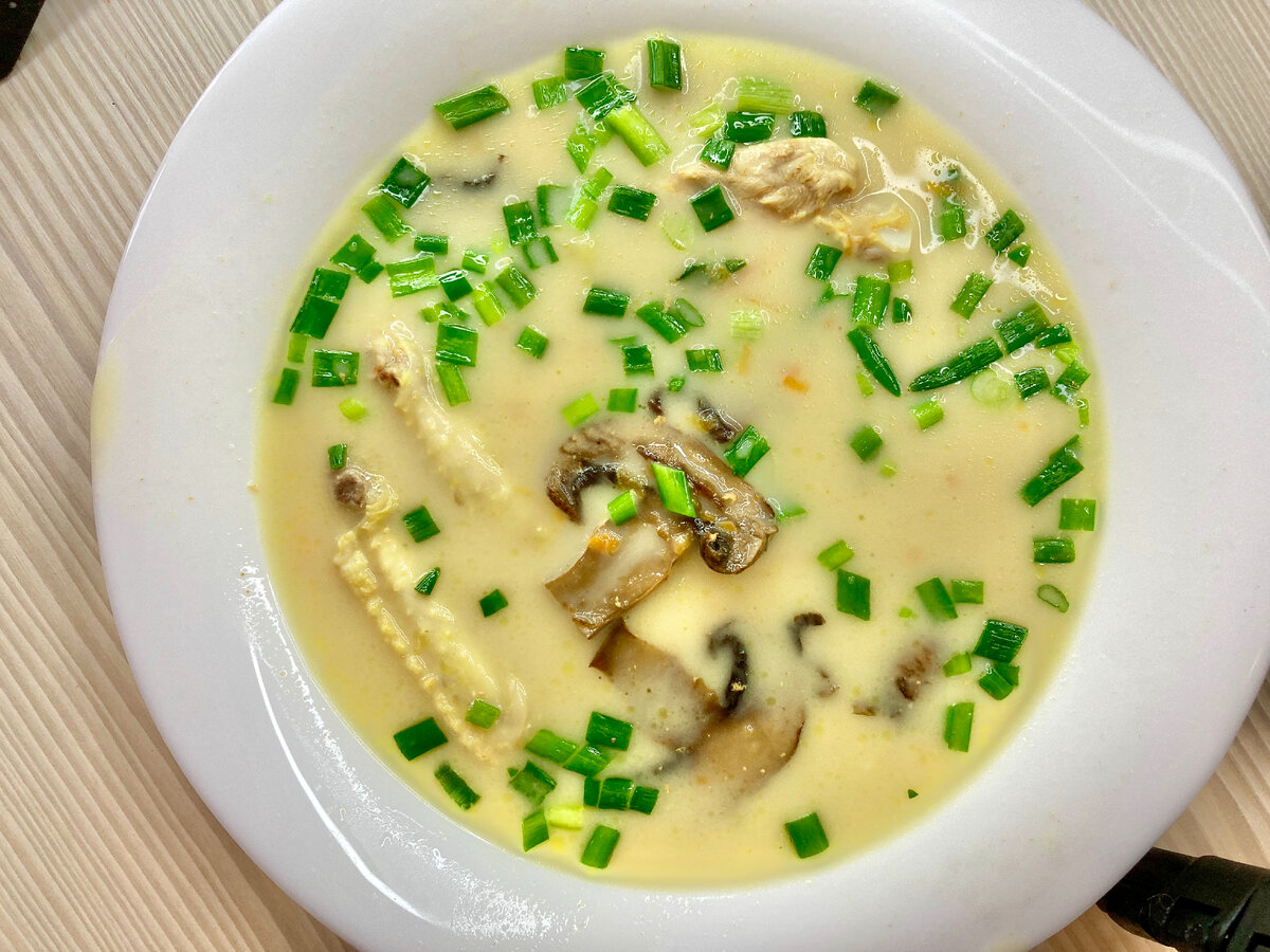 2017 году приготовили сырный суп. Сырный суп на белом столе. Ногти в супе. Треска в супе. Суп в пустой комнате.